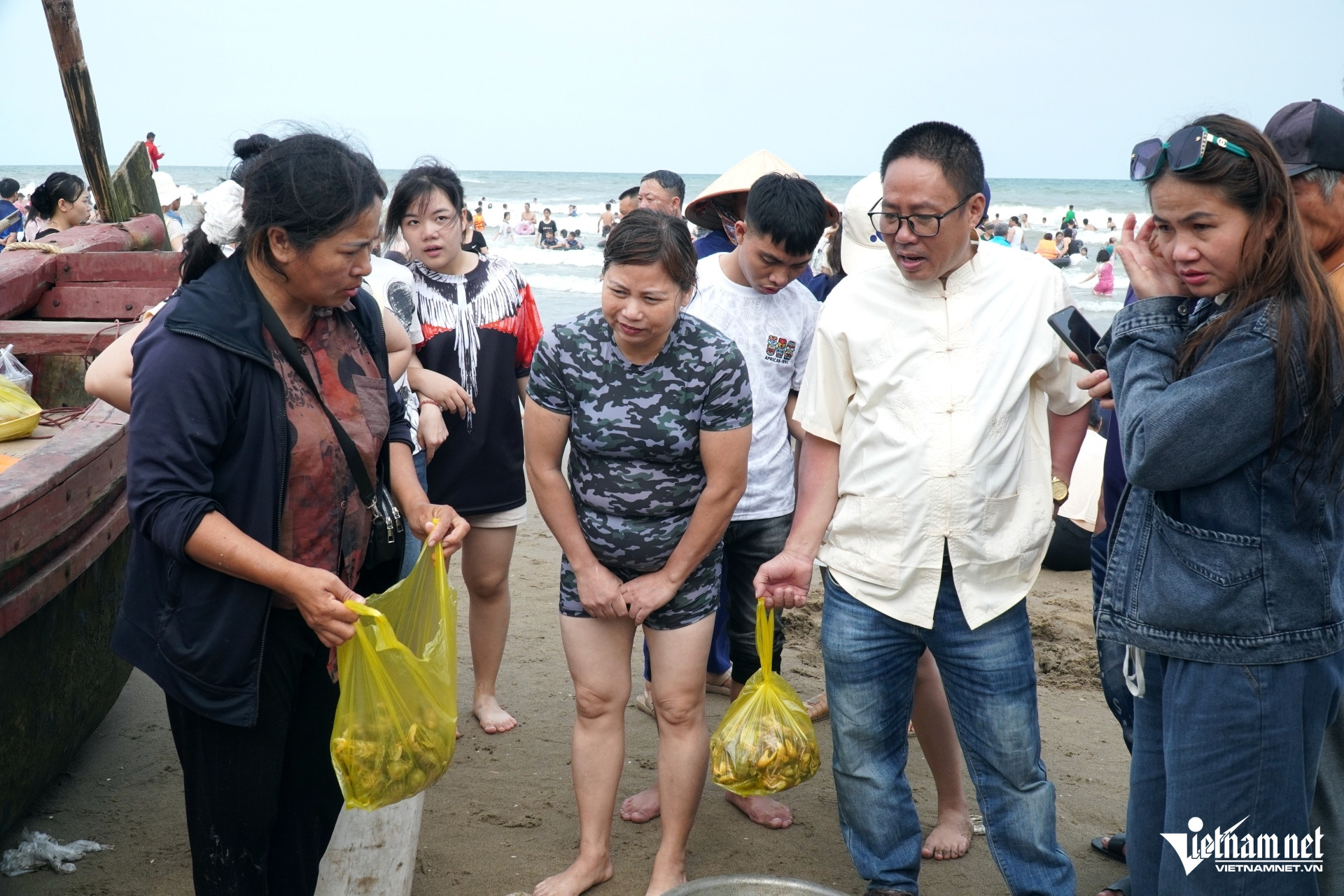 W-a4Du khách thích thú mua hải sản tươi rói.JPG.jpg