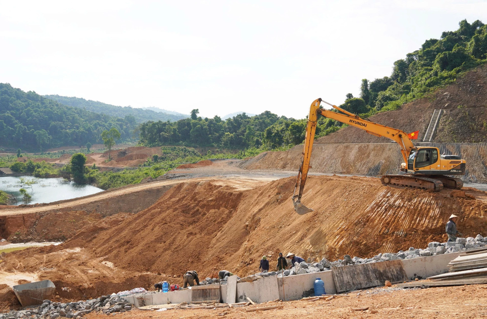 Le projet de réparation et de modernisation du barrage de Khe Doi (commune de Kim Phu) visant à garantir la sécurité est achevé à 87 % et devrait être mis en service avant la saison des pluies de cette année. - Photo : Xuan Phu