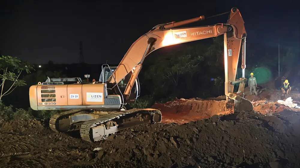 やま クイニョン～プレイク間の高速道路の建設工事は夜通し続けられた。