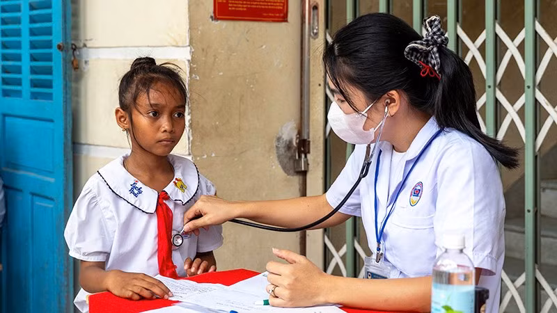 Y, bác sĩ tình nguyện khám sức khỏe cho thiếu nhi Raglai hoàn cảnh khó khăn tại địa phương.