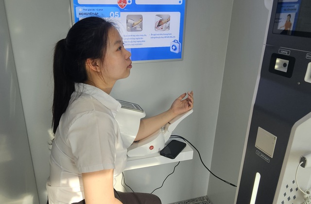 Hàng trăm lượt đo chỉ số sức khỏe mỗi ngày tại Trạm Công dân số - Ảnh 2.