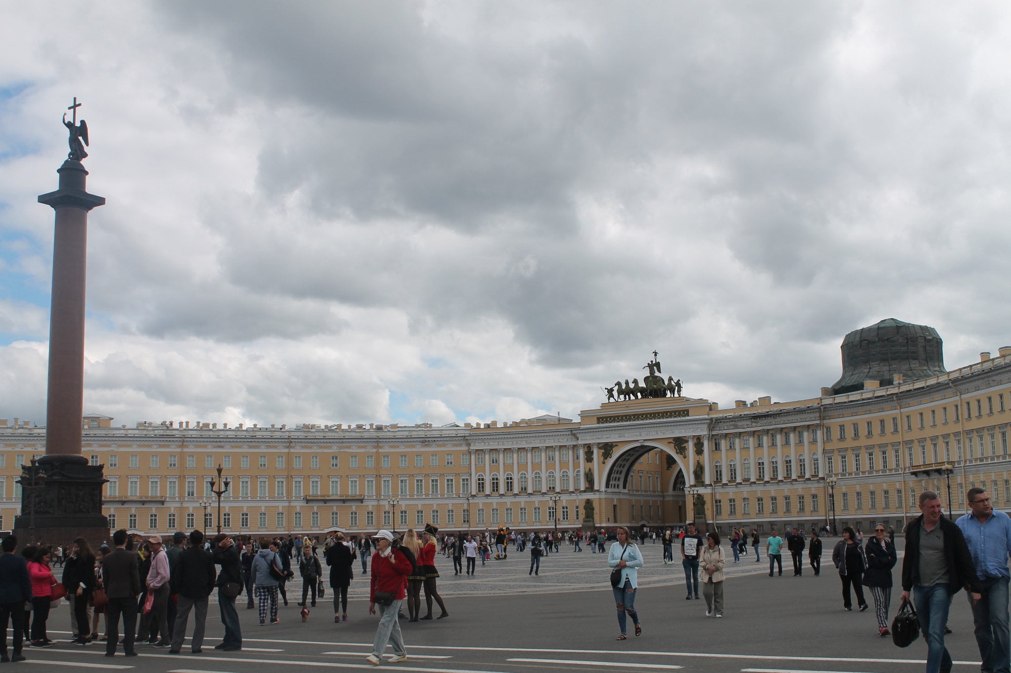Palácové náměstí před Ermitáží - hlavní náměstí Petrohradu.
