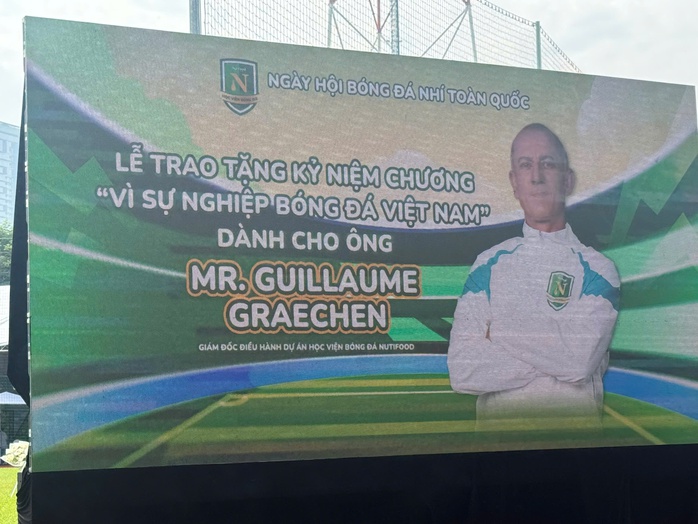 HLV Guillaume Graechen được vinh danh - Ảnh 1.