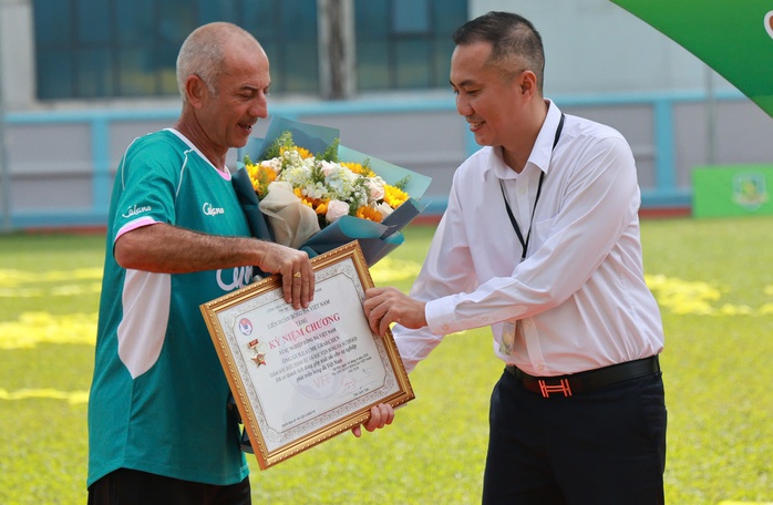 HLV Guillaume Graechen được vinh danh - Ảnh 2.