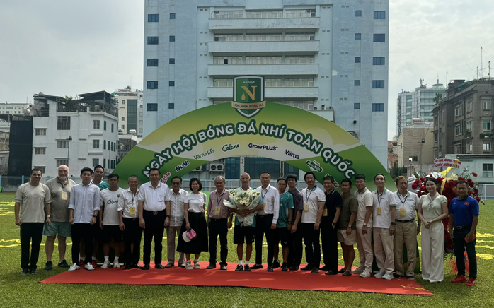 HLV Guillaume Graechen được vinh danh - Ảnh 4.