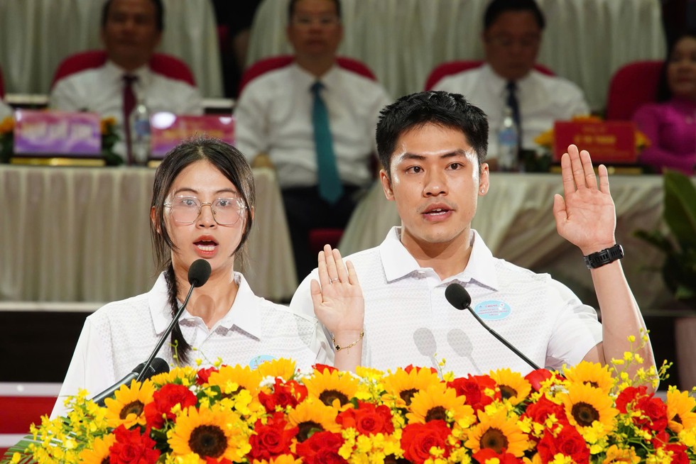 다낭시 인민위원회 위원장이 성화를 점화하며 성대한 축제의 개막을 알렸다 - 사진 8. Chủ tịch UBND TP.Đà Nẵng thắp lửa, khai mạc ngày hội lớn- Ảnh 8.