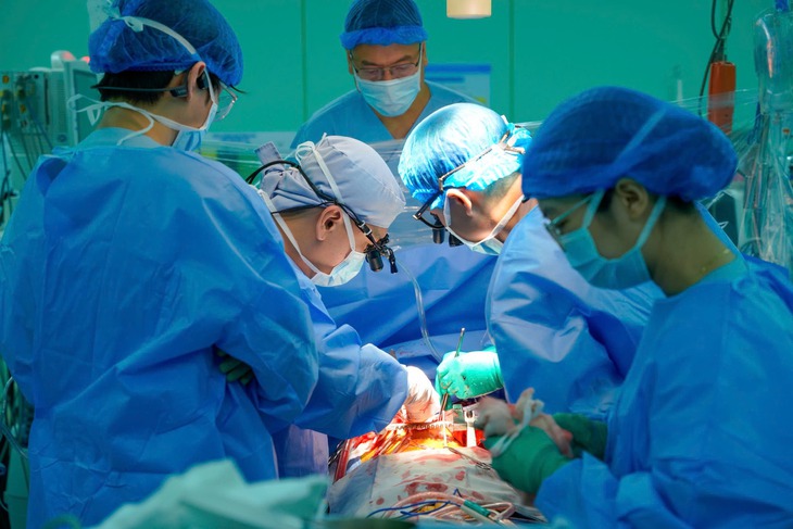 Ghép tim thần tốc cứu sống cậu bé 15 tuổi ở TP.HCM - Ảnh 1.