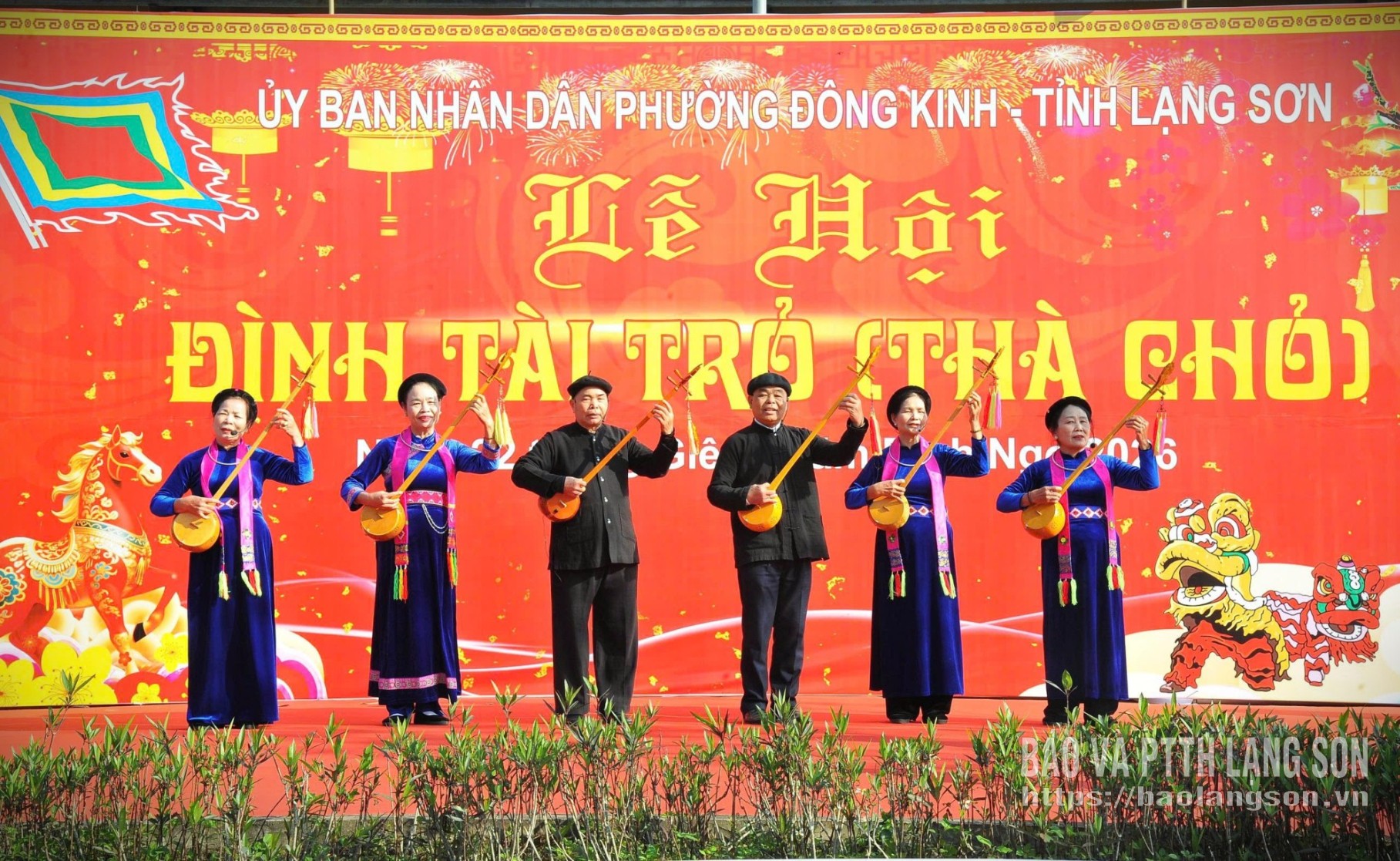 Hội viên nông dân phường Đông Kinh tham gia biểu diễn văn nghệ tại lễ hội trên địa bàn phường