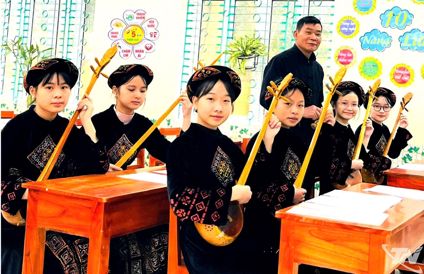 Nghệ nhân Hà Đức Định, trong buổi truyền dạy hát then, đàn tính cho học sinh.
