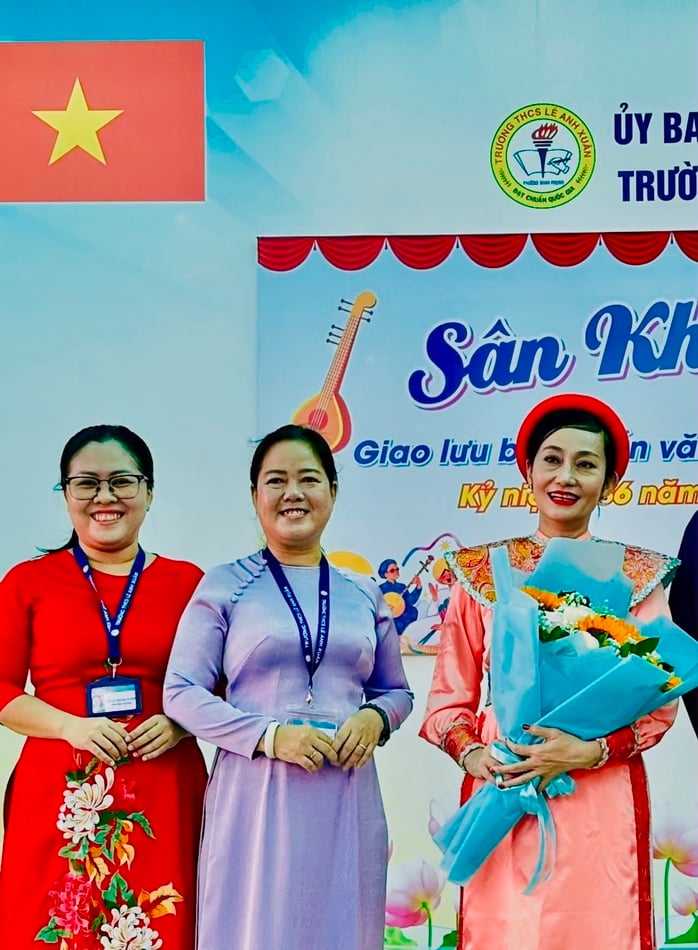 NSƯT Hạnh Thúy lan tỏa tình yêu sân khấu học đường - Ảnh 2.