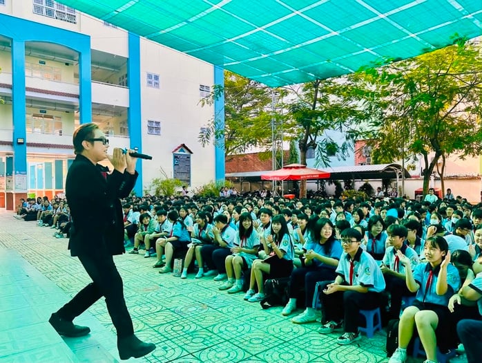 NSƯT Hạnh Thúy lan tỏa tình yêu sân khấu học đường - Ảnh 4.
