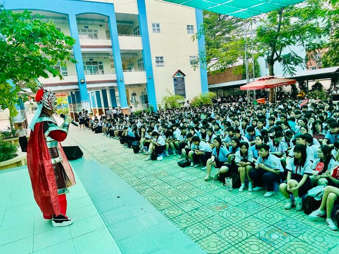 NSƯT Hạnh Thúy lan tỏa tình yêu sân khấu học đường - Ảnh 7.