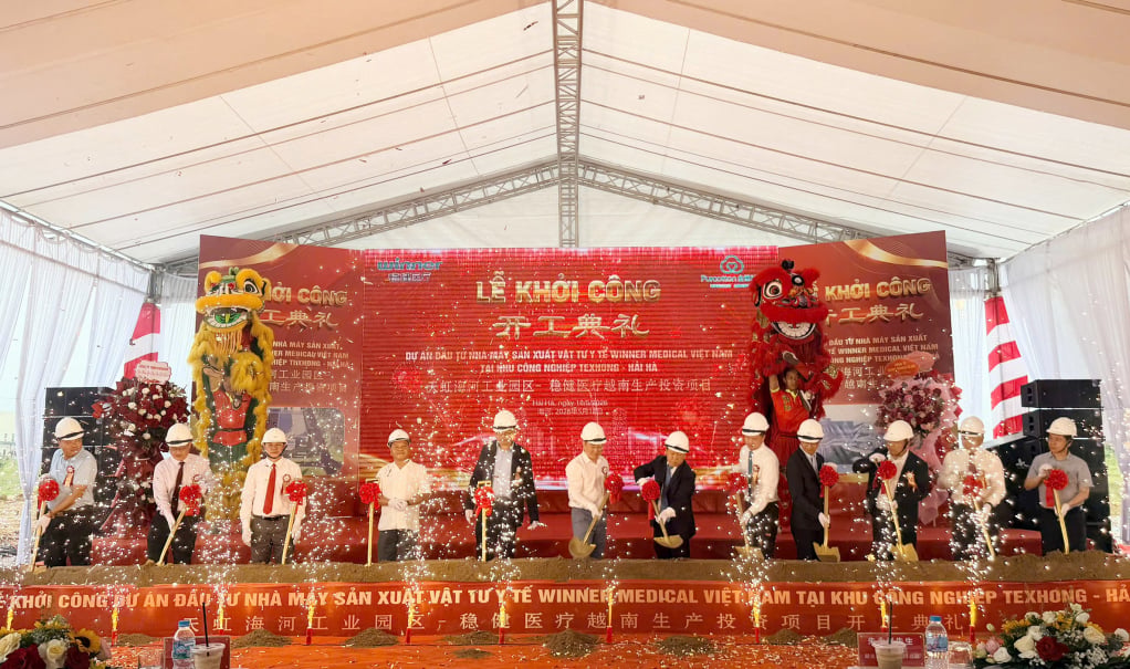 Các đại biểu thực hiện nghi lễ động thổ khởi công công trình.