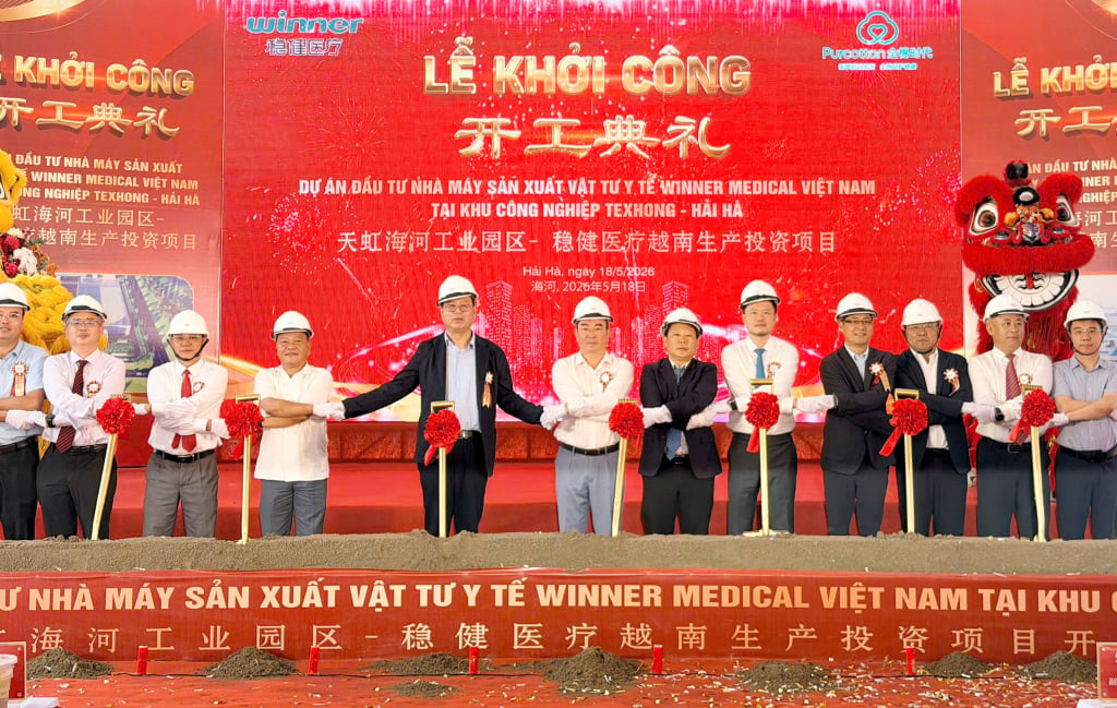 Các đại biểu bắt tay cam kết hỗ trợ thúc đẩy dự án triển khai đúng tiến độ.