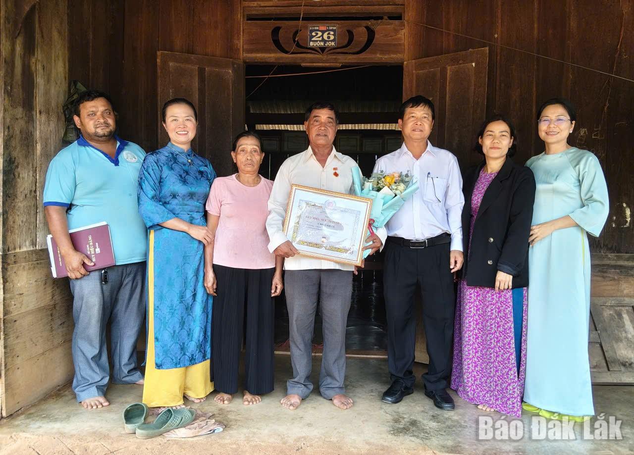 Lãnh đạo Đảng ủy trao Huy hiệu 30 năm tuổi Đảng cho đảng viên Y Bhuă Kbuôr, đảng viên Chi bộ buôn Jok.