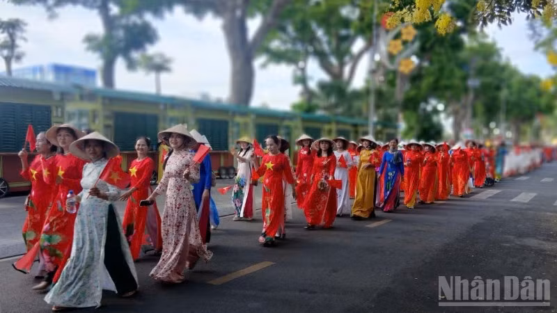 Hội viên Hội Phụ nữ tỉnh Đồng Tháp trong tà áo dài diễu hành trên đường Tết Mậu Thân, phường Đạo Thạnh, tỉnh Đồng Tháp.