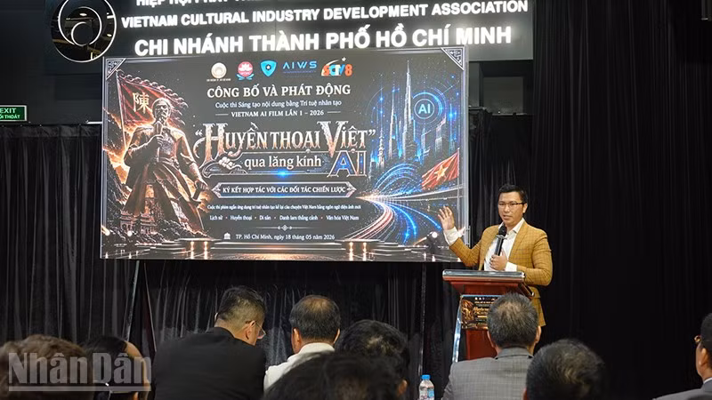 Des représentants de la section d'Hô-Chi-Minh-Ville de l'Association vietnamienne pour le développement des industries culturelles fournissent des informations sur le concours. (Photo : LINH BAO)