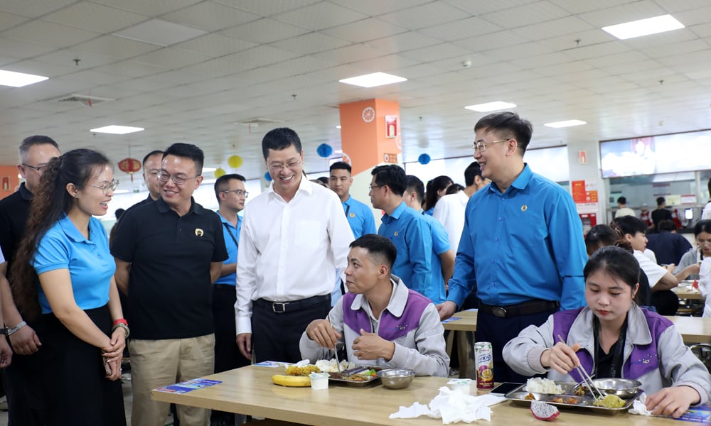 Wakil Sekretaris Komite Partai Provinsi Tran Huy Phuong menghadiri