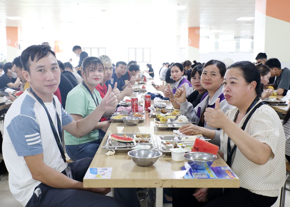 Wakil Sekretaris Komite Partai Provinsi Tran Huy Phuong menghadiri