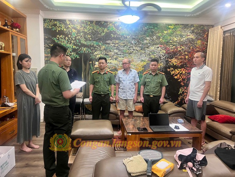 เจ้าหน้าที่จับกุมคดีสำคัญที่เกี่ยวข้องกับการขนส่งวัสดุกัมมันตรังสีปริมาณมากอย่างผิดกฎหมาย - ภาพที่ 1 Phá chuyên án vận chuyển trái phép số lượng lớn chất phóng xạ- Ảnh 1.