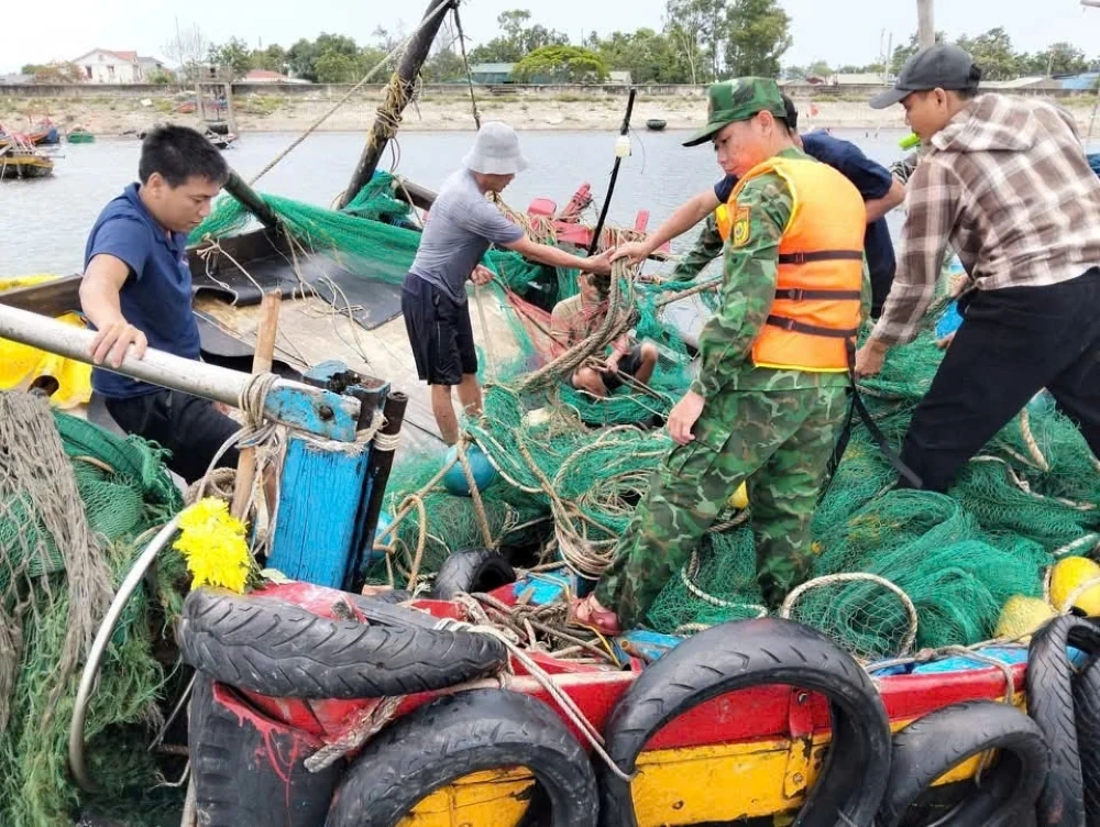 Dua buah bot nelayan yang karam akibat ribut telah berjaya diselamatkan.