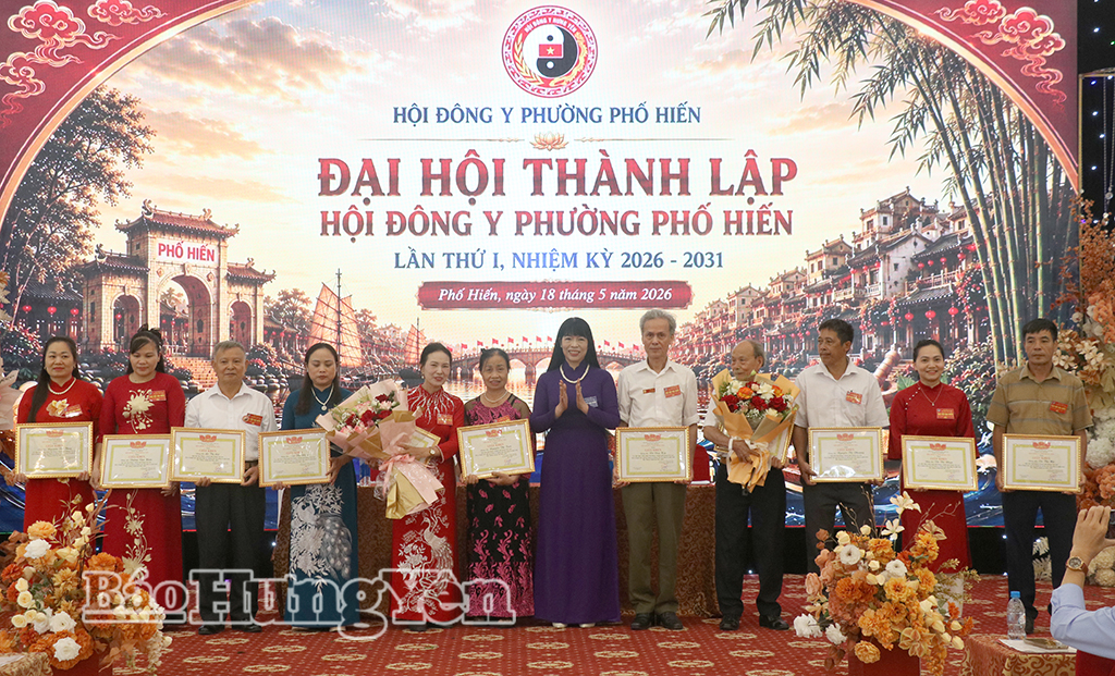 Lãnh đạo Hội Đông y tỉnh trao Giấy khen tặng các cá nhân có thành tích xuất sắc trong công tác hội giai đoạn 2020 - 2025.