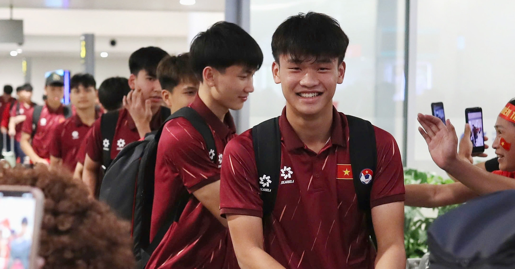 ベトナムU17代表チームはワールドカップ優勝後、満面の笑みを浮かべて帰国した。