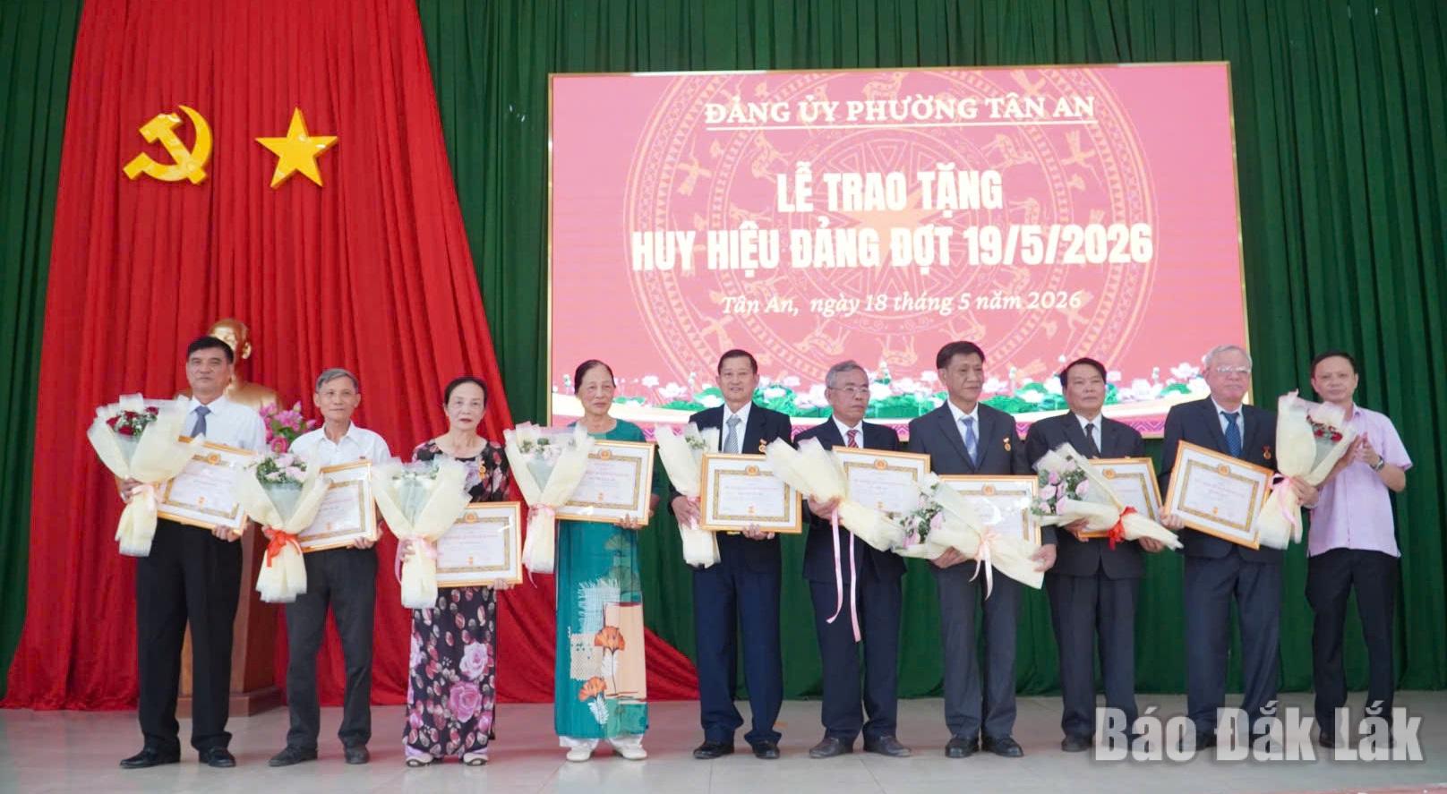 Lãnh đao phường Tân An trao tặng