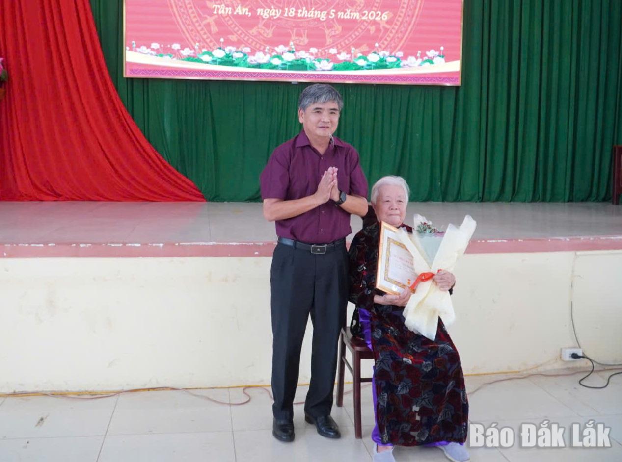 trao tặng