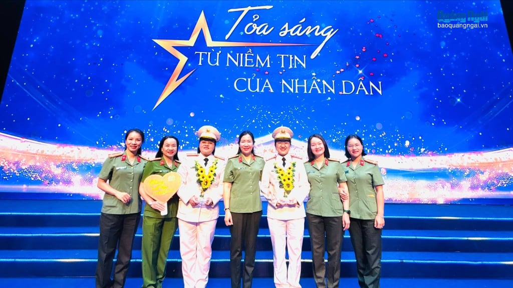 Satu delegasi pegawai polis wanita dari wilayah Quang Ngai menghadiri program pertukaran seni 