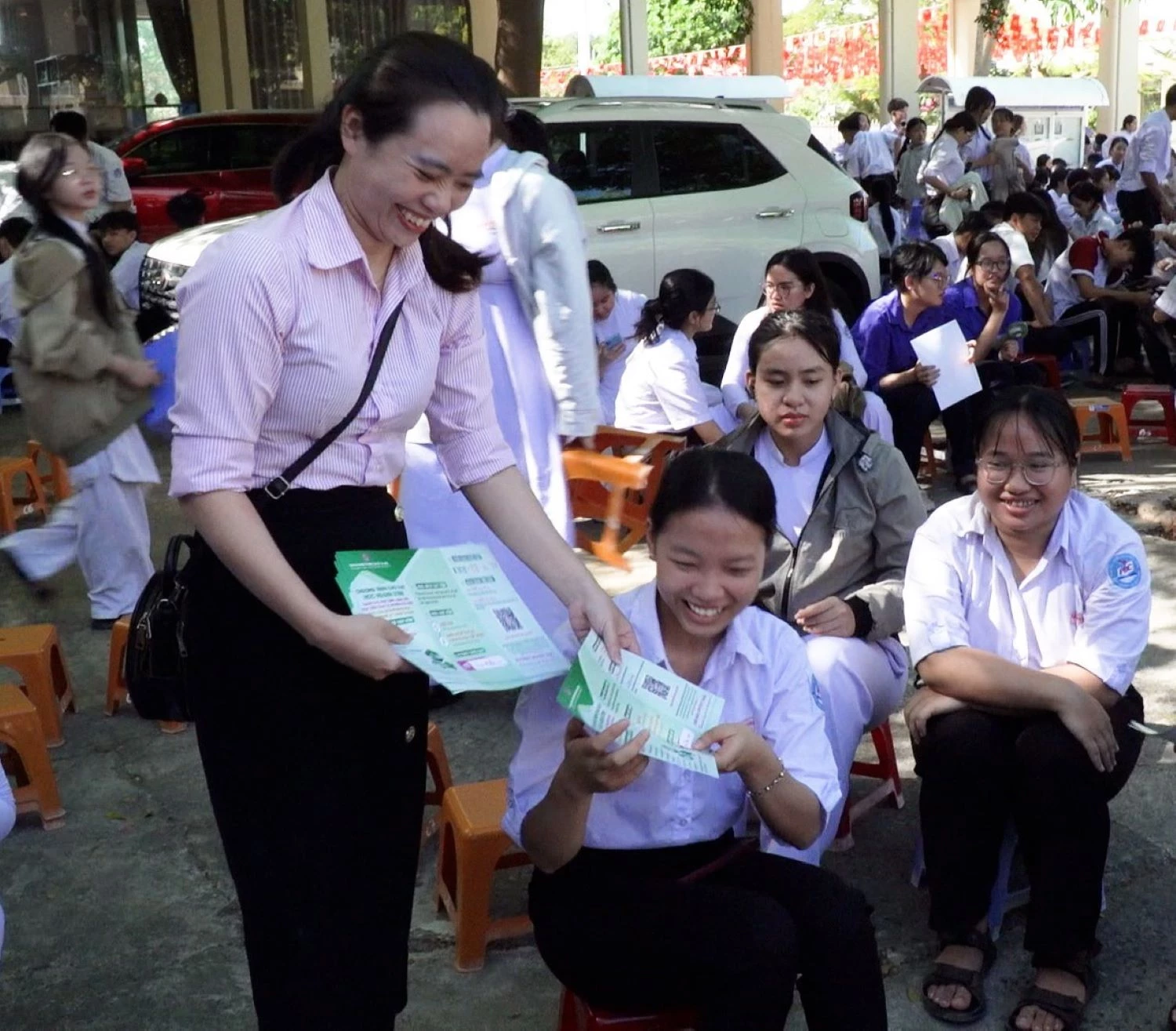 Cán bộ Ngân hàng Chính sách xã hội Cam Ranh phát tờ rơi tuyên truyền chương trình vay vồn ngành học STEM.