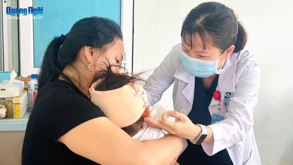 Bác sĩ chăm sóc bệnh nhi sau khi nhập viện.