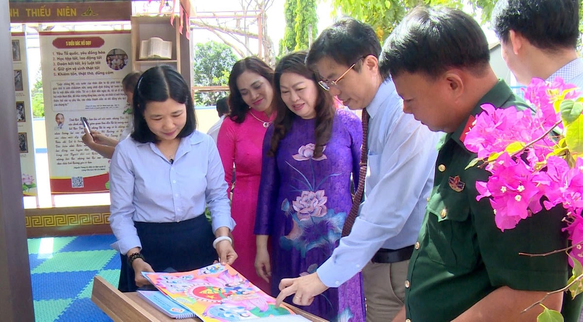 Lãnh đạo phường Tam Kỳ tham quan&nbsp;mô hình “Không gian văn hóa Hồ Chí Minh” tại Trường&nbsp;THCS Huỳnh Thúc Kháng. Ảnh: Nguyễn Tín.