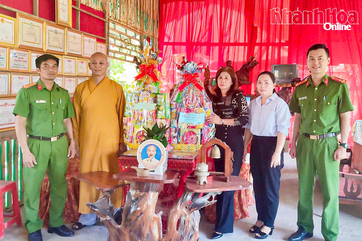 Công an xã Anh Dũng phối hợp với địa phương thường xuyên thăm các cơ sở tôn giáo nhằm tăng cường gắn kết trong phong trào Toàn dân bảo vệ an ninh Tổ quốc.