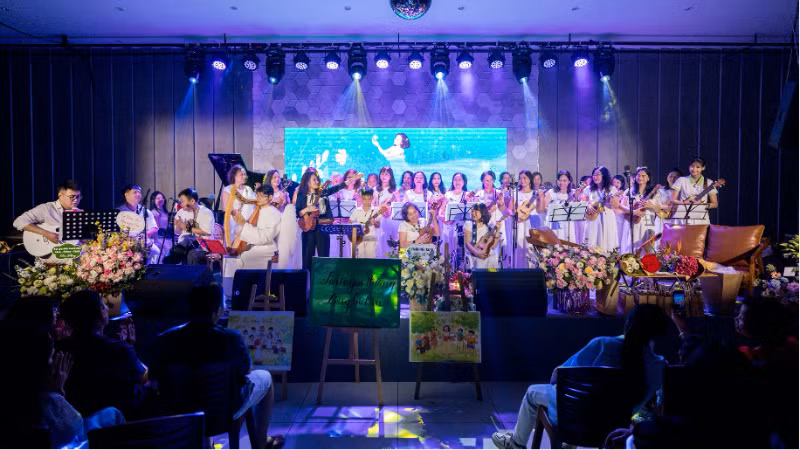 Hà Ny, Trúc Vy, Cộng đồng “hát cùng Ukulele” và Hợp xướng “Thanh La” ca vang những bài hát ngũ cung và thiền ca.