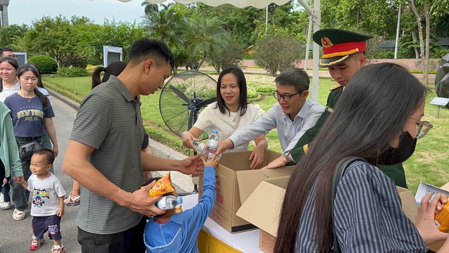 Am 19. Mai wurden im Ho-Chi-Minh-Mausoleum fast 20.000 Dankesgeschenke verteilt - Foto 1. Gần 20.000 suất quà tình nghĩa bên Lăng Bác dịp 19/5- Ảnh 1.