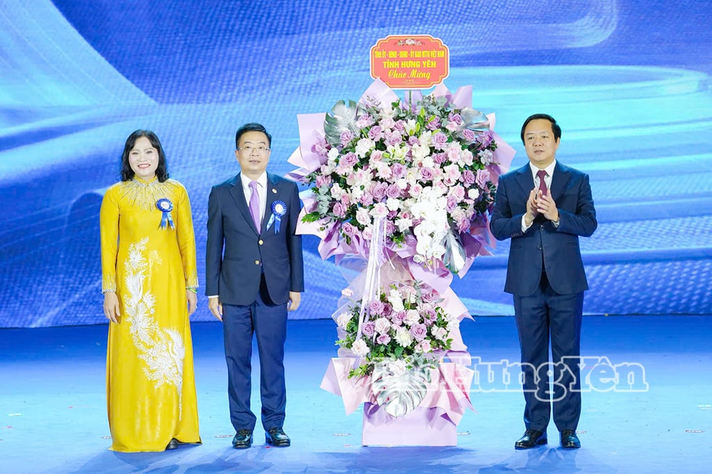  Đồng chí Phạm Quang Ngọc, Ủy viên Ban Chấp hành Trung ương Đảng, Bí thư Tỉnh ủy tặng hoa chúc mừng Tổng Công ty May Hưng Yên.