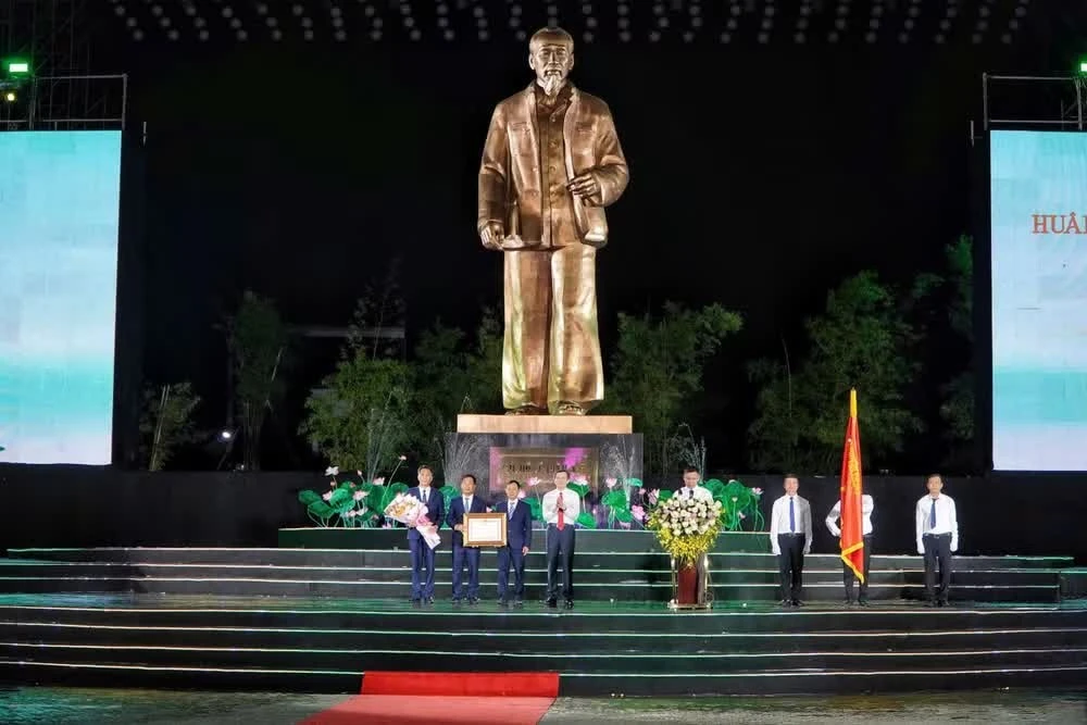 Au nom du Parti et de l'État, le camarade Doan Minh Huan, membre du Bureau politique et directeur de l'Académie nationale de politique Ho Chi Minh, a remis l'Ordre du travail de première classe du président du Vietnam au site historique de Kim Lien.