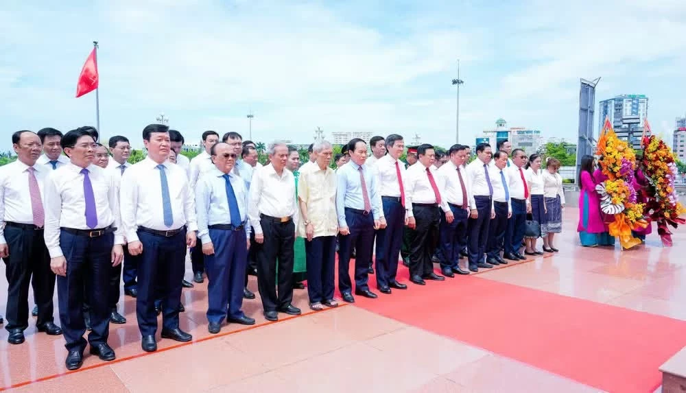 La délégation des dirigeants actuels et anciens du Parti, de l'État et de la province de Nghệ An a respectueusement déposé des fleurs et offert de l'encens en mémoire du président Hô Chi Minh.