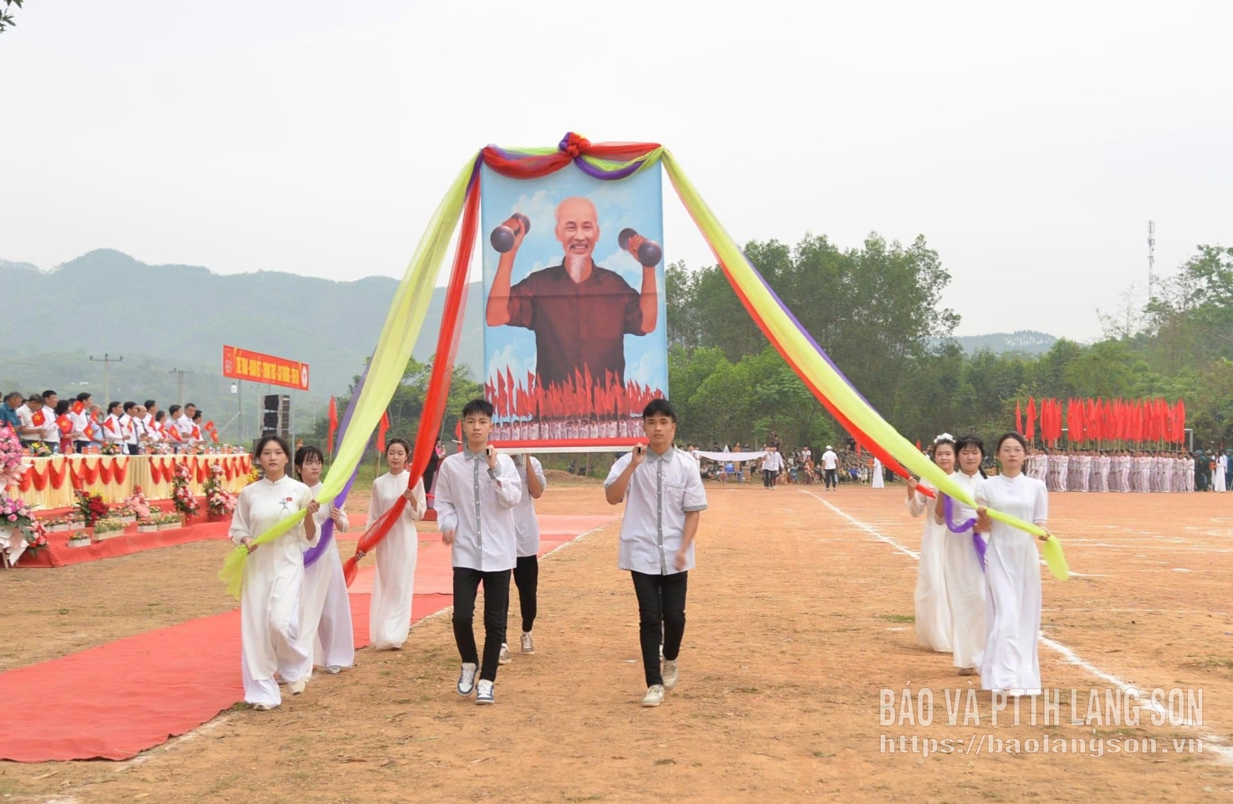 Các em học sinh tham gia khối diễu hành tại Đại hội Thể dục Thể thao xã Tân Thành năm 2026