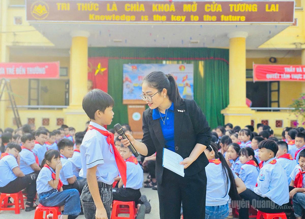 Mme Tong Thi Thuy, secrétaire de l'Union de la jeunesse communiste Ho Chi Minh de la commune de Minh Quang, est un parfait exemple de l'étude et de la mise en pratique des enseignements du président Ho Chi Minh.
