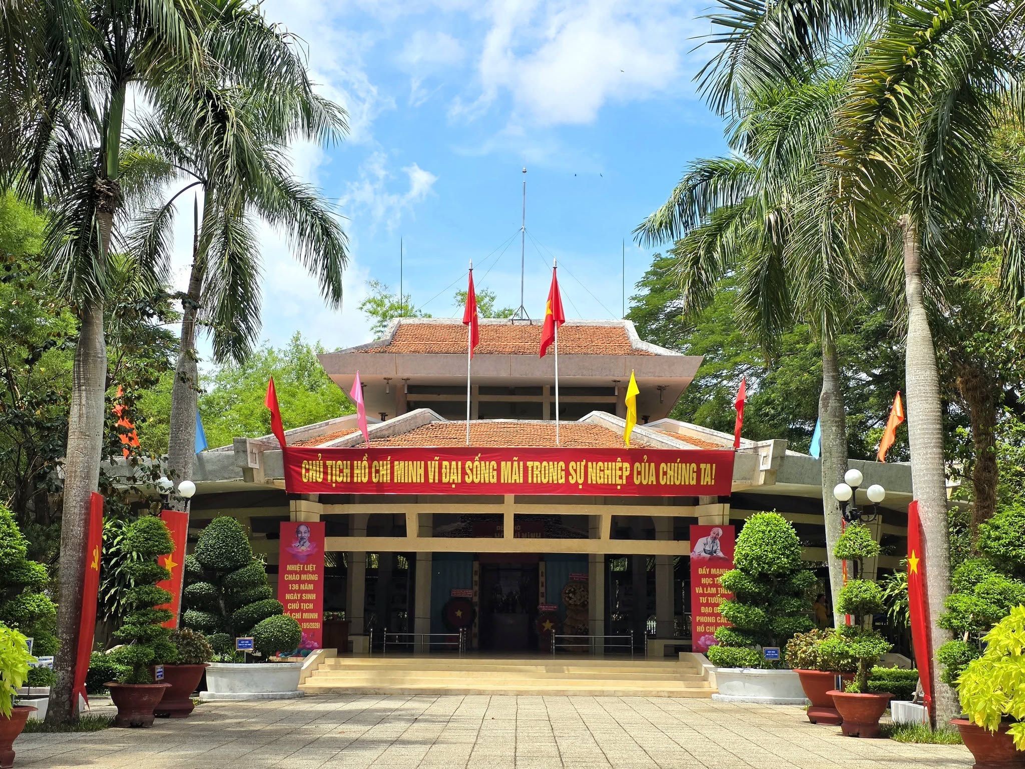 Tháng 5 về Long Đức, nghe kể chuyện giữ đền thờ Bác- Ảnh 1.