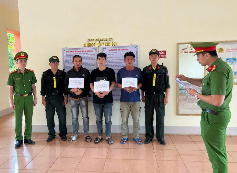 Les autorités ont démantelé un vaste réseau de falsification de documents - Photo 2. Phá đường dây làm giả giấy tờ quy mô lớn- Ảnh 2.