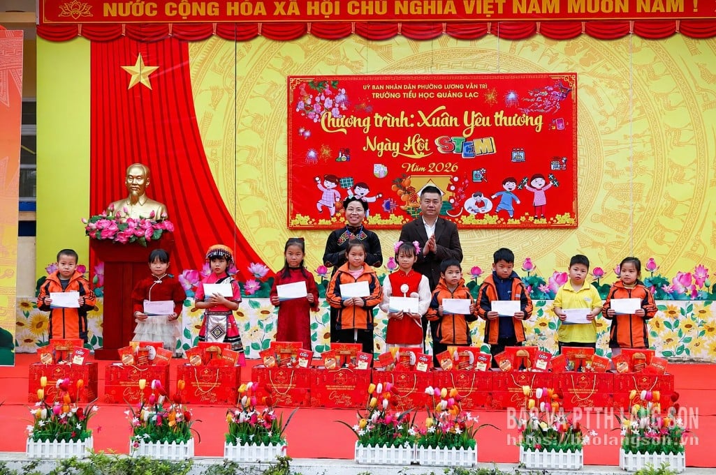 Đại diện Phòng khám Đa khoa Quốc tế Ngọc Lan trao quà cho các học sinh có hoàn cảnh khó khăn tại Trường Tiểu học Quảng Lạc, phường Lương Văn Tri