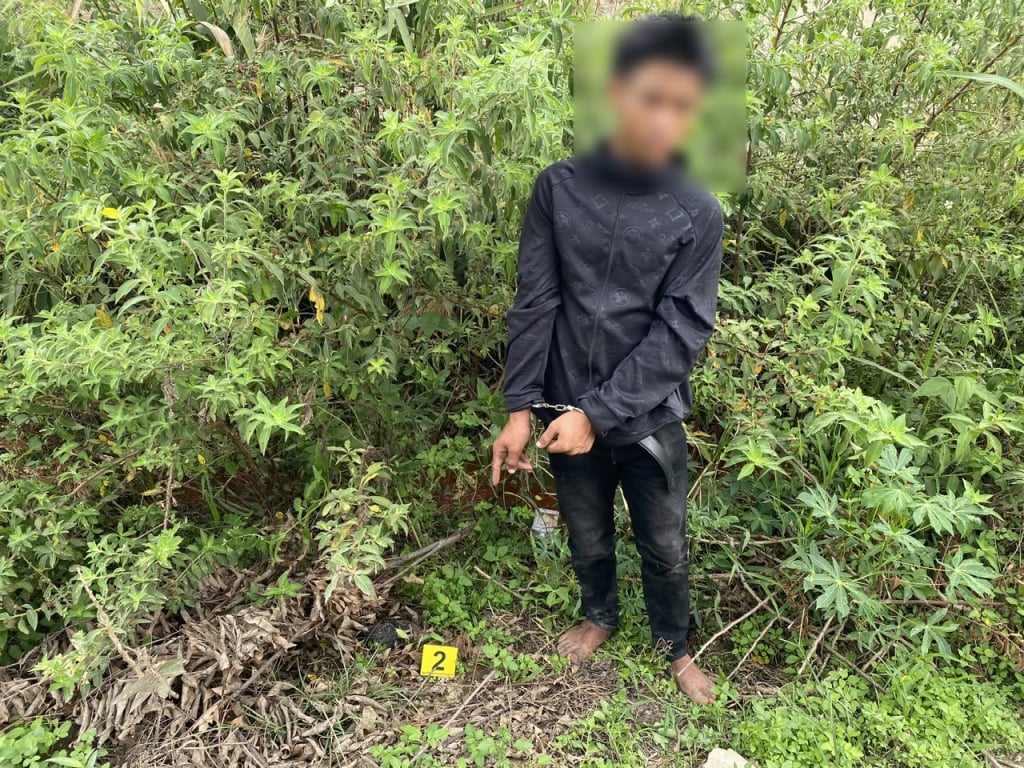 Einer der beiden Verdächtigen, die an einer Reihe von Einbrüchen in der Gemeinde Ya Ly beteiligt waren, wurde von der Polizei festgenommen. (Foto: Polizei der Gemeinde Ya Ly)