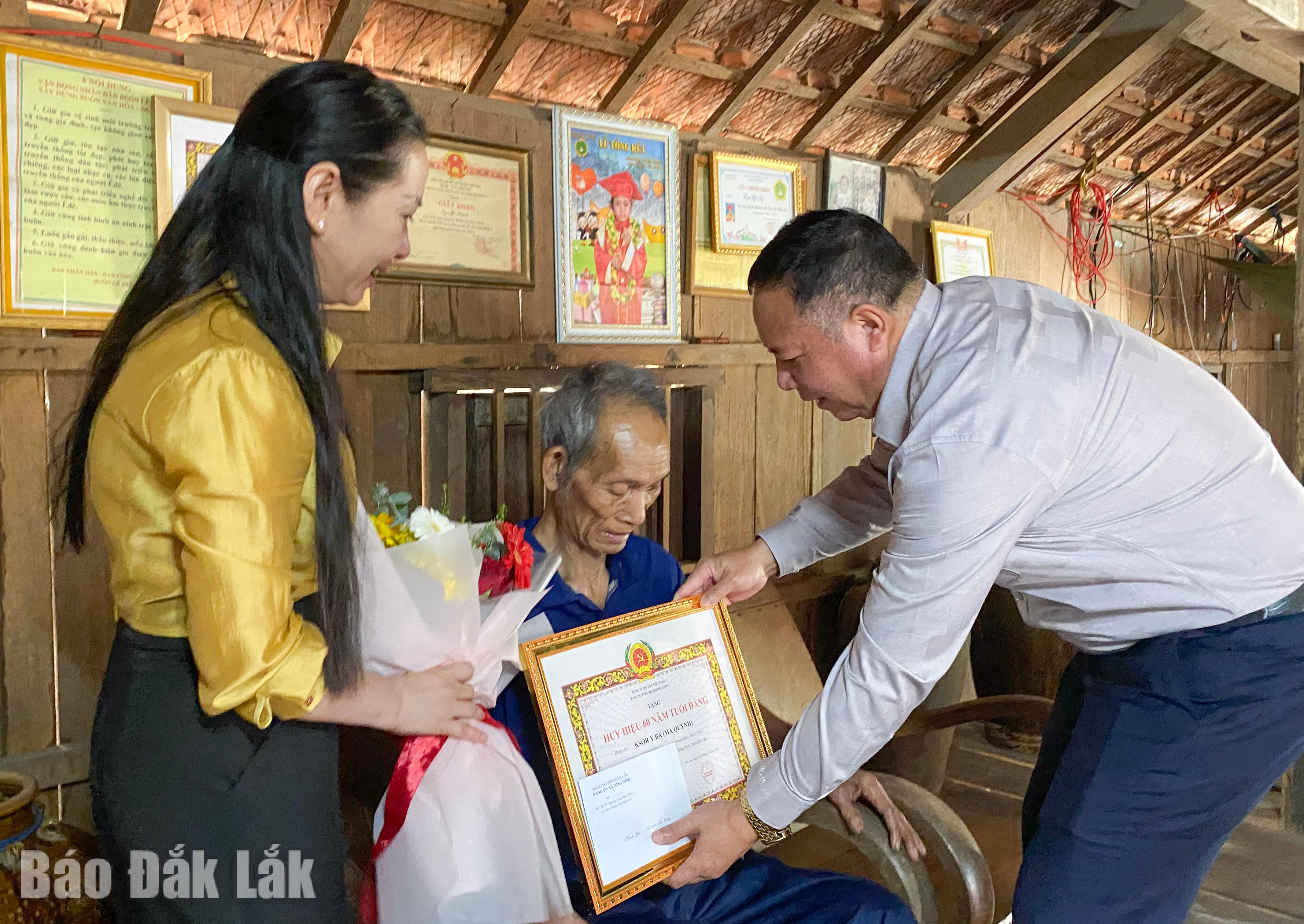 Đồng chí Lơ Mô Tu đến tận nhà trao Huy hiệu Đảng cho đảng viên Đồng chí Lơ Mô Tu- Tỉnh ủy viên- Bí thư Đảng ủy - CT HĐND và Đc Huỳnh Thị Thu Trang- Phó BT Thường trực Đảng ủy trao HH Đảng cho ĐV KSor Y Ba tại buôn Lê Diêm