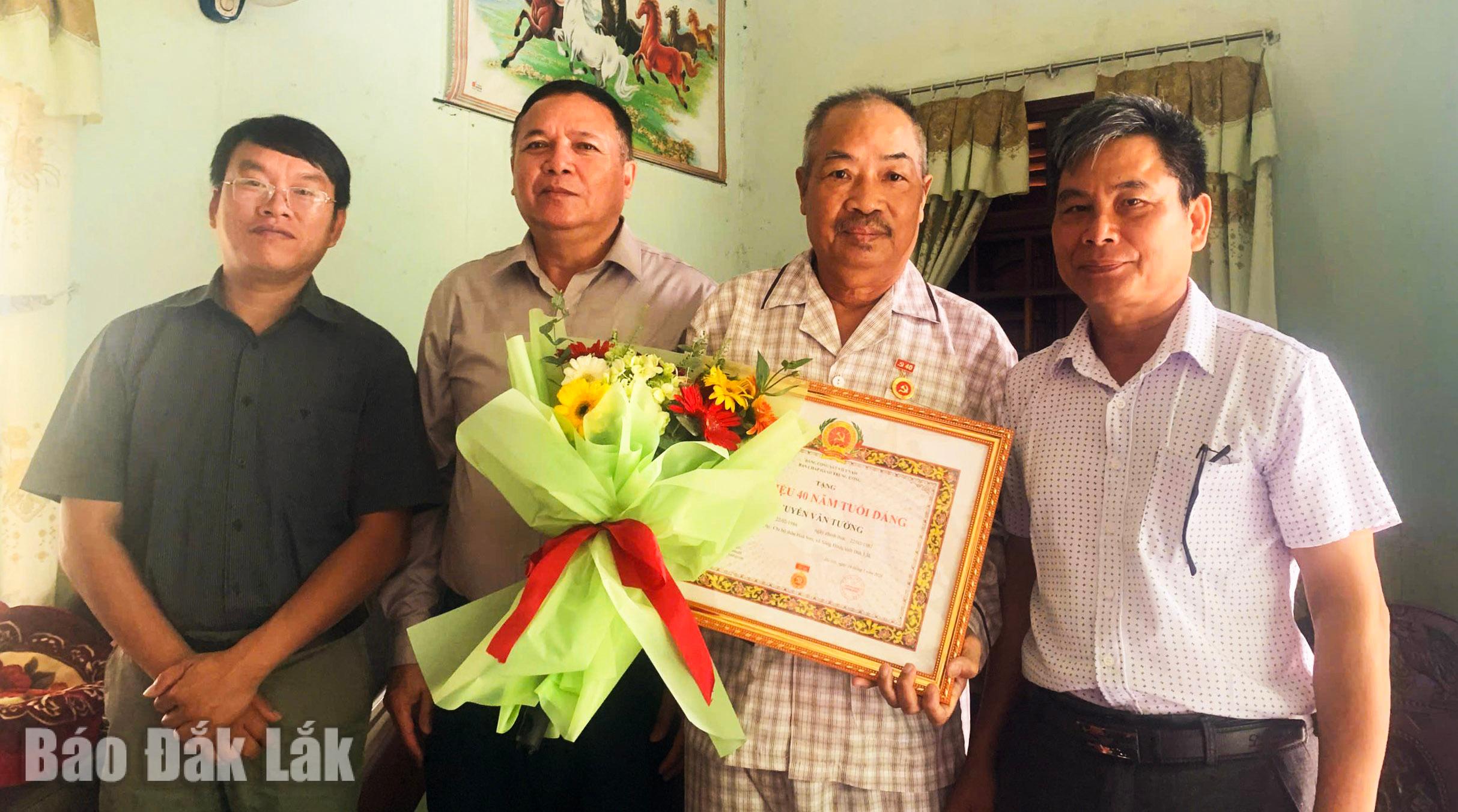 Lãnh đạo xã Sông Hinh trao Huy hiệu Đảng cho đảng viên Nguyễn Văn Tưởng tại thôn Hòa Sơn