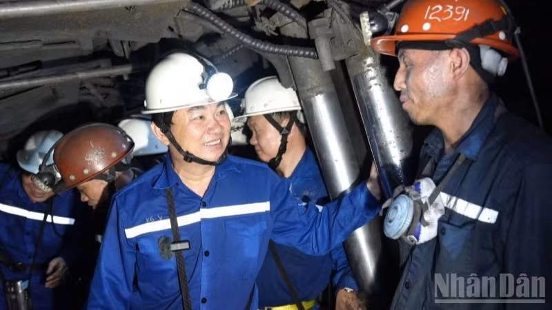 Ngo Hoang Ngan, Setiausaha Jawatankuasa Parti dan Pengerusi Lembaga Ahli Kumpulan Industri Arang Batu dan Mineral Vietnam, telah memeriksa tapak pengeluaran di operasi perlombongan dinding panjang jenis rantai M6-6A VM yang diuruskan oleh Mining Workshop 7 (Syarikat Arang Batu Mong Duong).