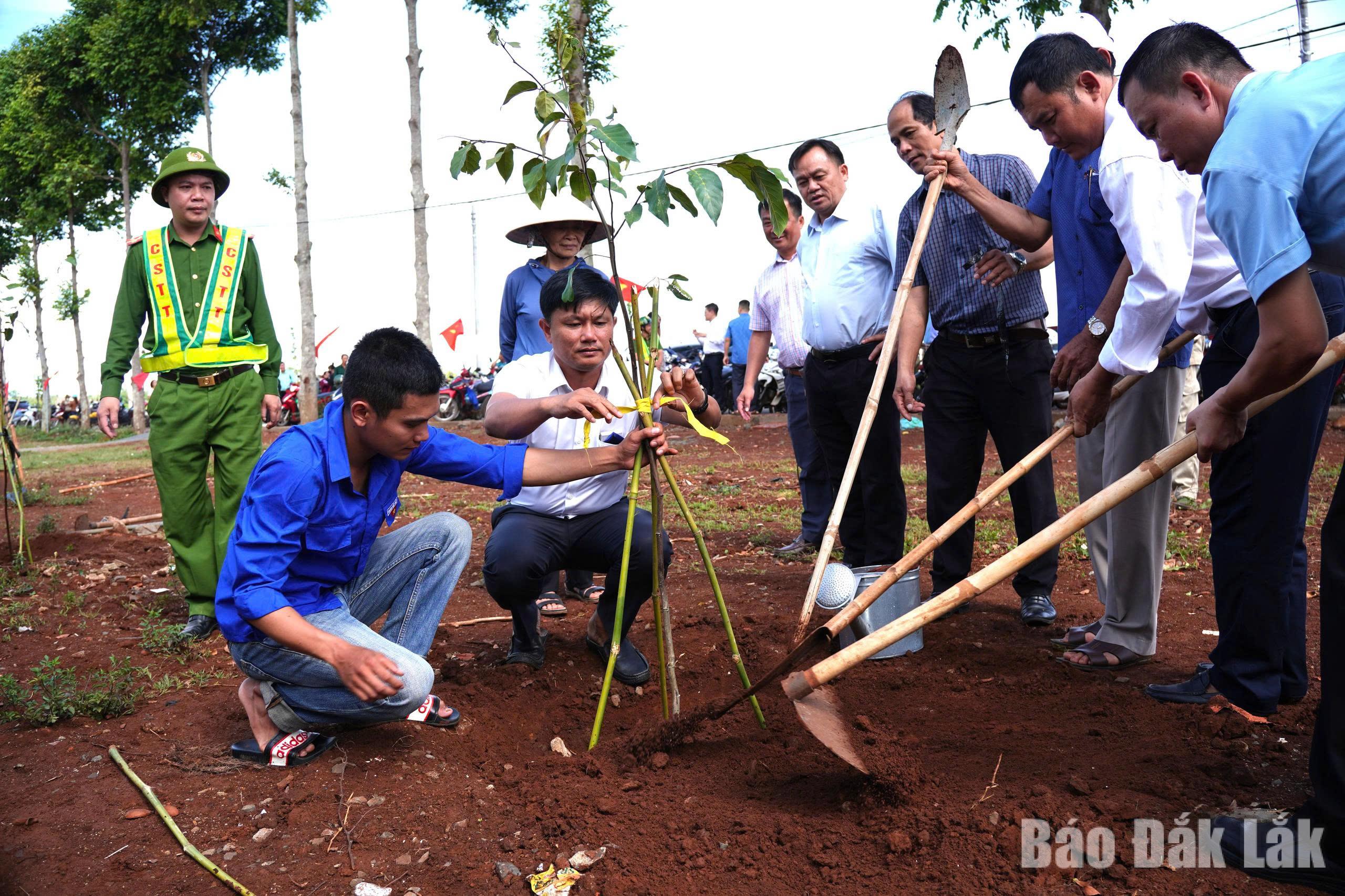 Lãnh đạo xã Ea Ning tham gia trồng cây xanh tại khuôn viên trụ sở cơ quan, trường học, các tuyến đường liên thôn và những khu vực công cộng trên địa bàn xã.