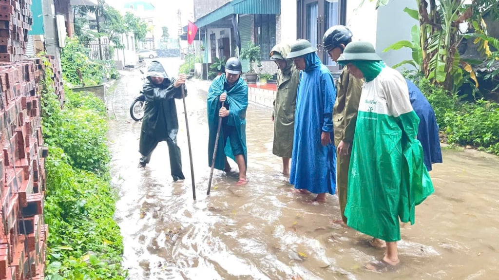 Một số khu vực bị ngập lụt tại phường Quang Hanh cũng đã được chính quyền địa phương, lực lượng chức năng và người dân khơi thông trong buổi sáng nay.
